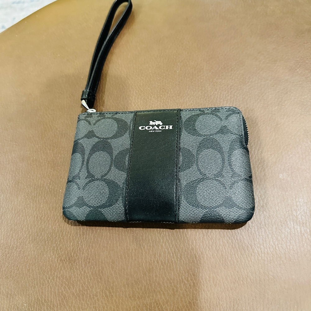 NWT: Coach Signature Black Wristlet Clutch